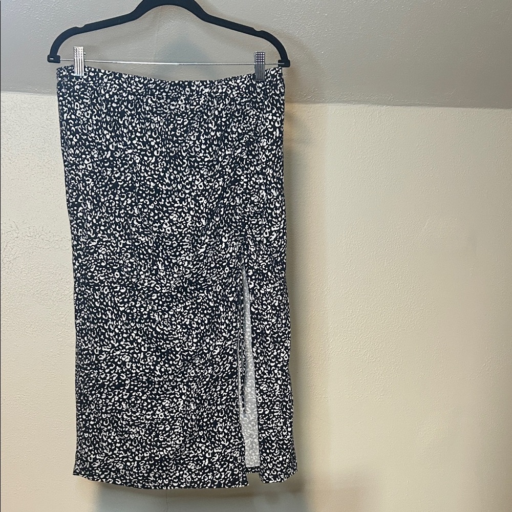 O'Neill Black and White Wildcat Midi Skirt with Slit. NWOT
